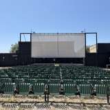 ...poste davanti allo schermo del cinema